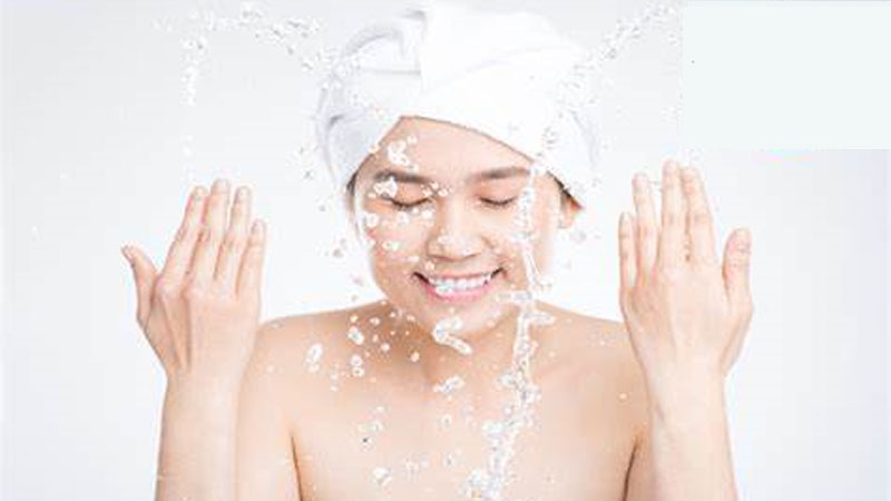 Kiềm dầu bằng sữa rửa mặt