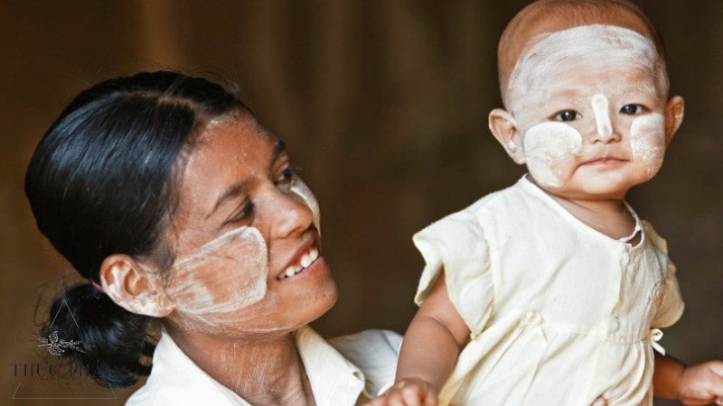 Người dân Myanmar sử dụng bột cây thanakha để vẽ lên mặt