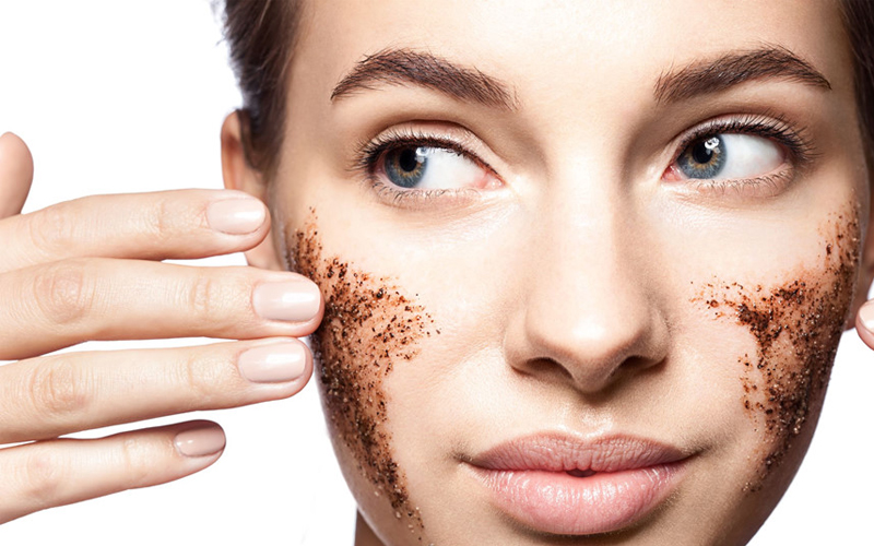 Da khô cũng cần tẩy tế bào chết nhưng phải là thành phần dịu nhẹ