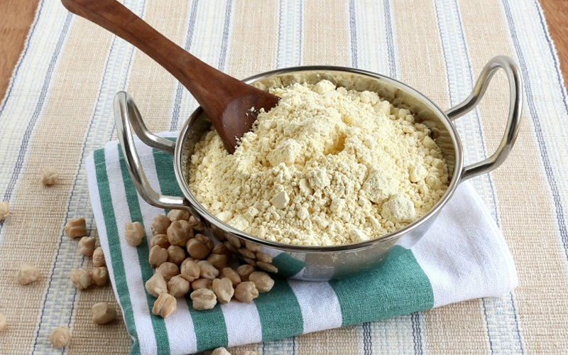 Mặt nạ bột đậu gà giúp trắng da, ngừa mụn và mờ vết thâm nám