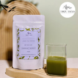 Bột trà xanh được pha với nước