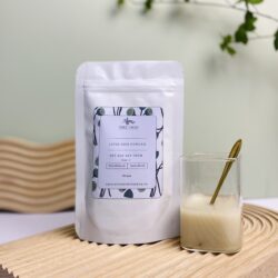 Bột hạt sen rang chín khi pha với nước có thể tan tốt và vẫn còn lớp nền dưới đáy một ít