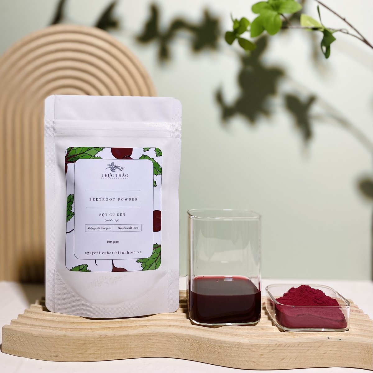 So sánh độ hòa tan của Bột Lá Dứa Sấy Lạnh 80 mesh và Bột Nước Ép Củ Dền Bản Sấy Phun khi khuấy với nước