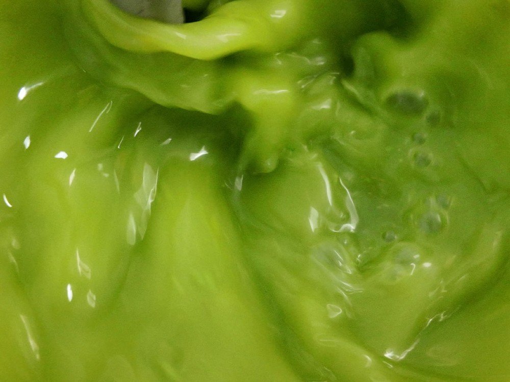 Món kem gelato bơ sáp và bánh tráng miệng mousse việt quất cao cấp trong nhà hàng F&B